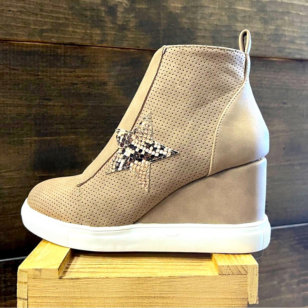 Taupe snake star sneaker heel size 8
